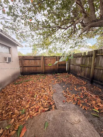a view of a backyard