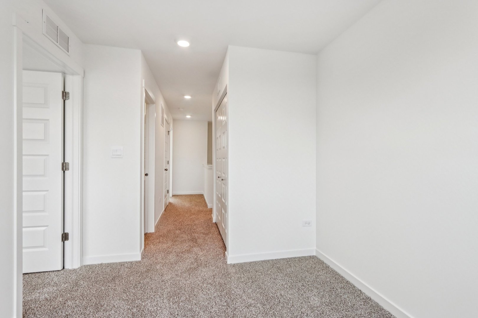 385 Summit Circle Lombard, IL 60148 - Photo 21 of 40 a view of hallway