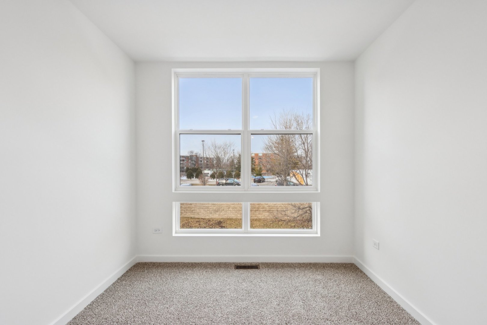 385 Summit Circle Lombard, IL 60148 - Photo 22 of 40 an empty room with window
