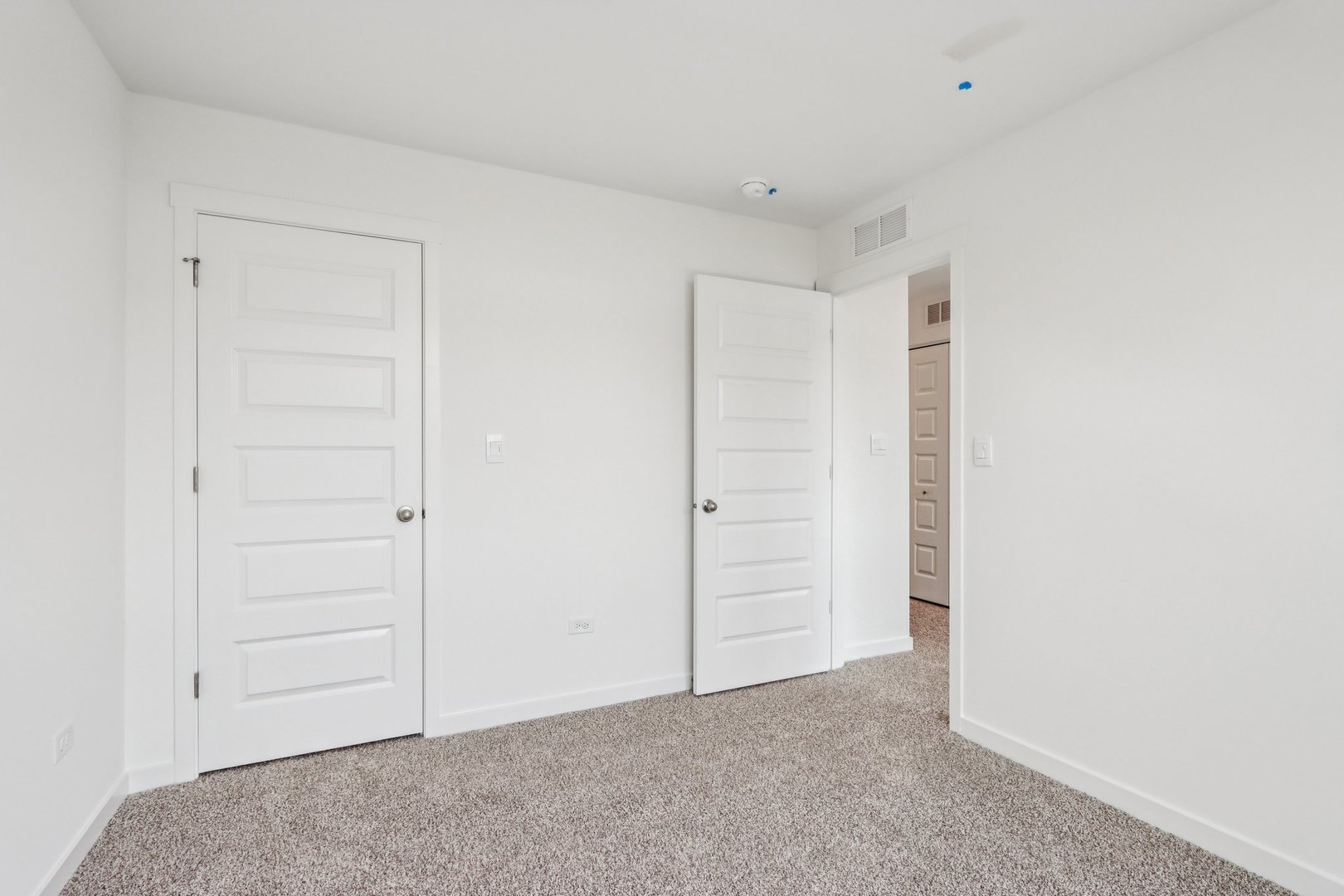 385 Summit Circle Lombard, IL 60148 - Photo 23 of 40 an empty room with closet