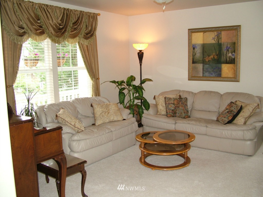 2218 Southeast 2nd Place Renton, WA 98056 - Photo 4 of 14 Gallery Image 4