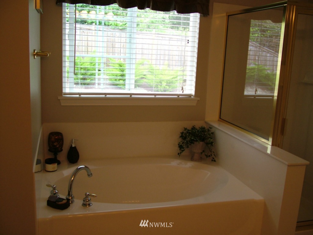 2218 Southeast 2nd Place Renton, WA 98056 - Photo 5 of 14 Gallery Image 5