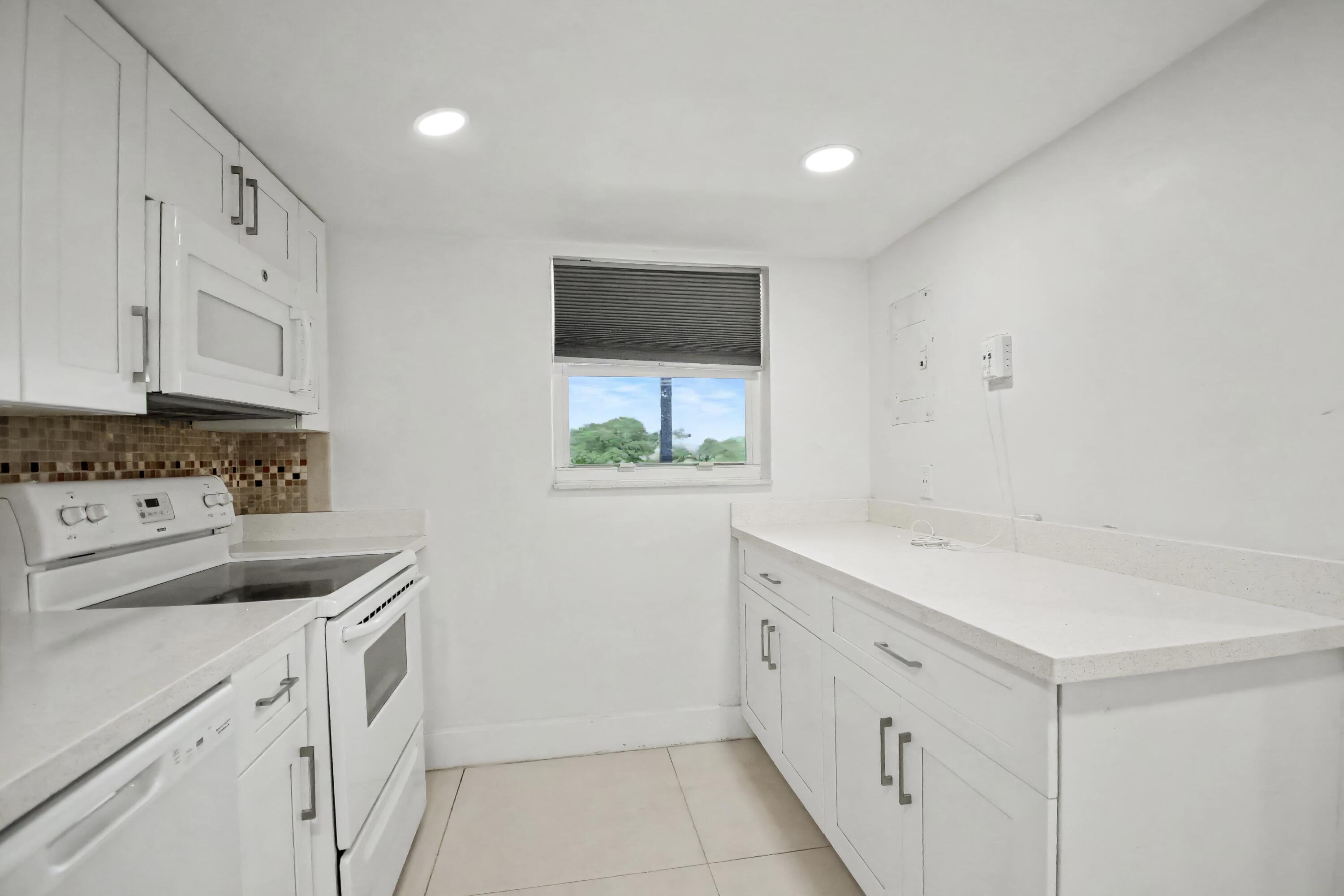 10110 Boca Entrada Boulevard, Unit 305 Boca Raton, FL 33428 - Photo 7 of 15 17AC1379-8A8A-44E2-B0DB-B7391626B537