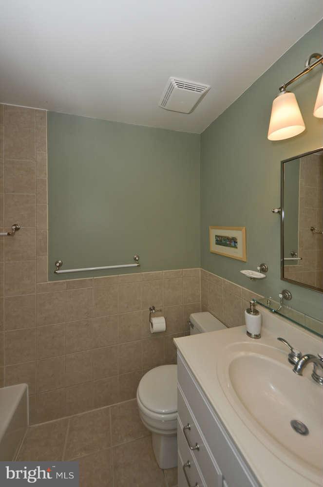 2031 Adams Hill Road Vienna, VA 22182 - Photo 22 of 30 Full bath