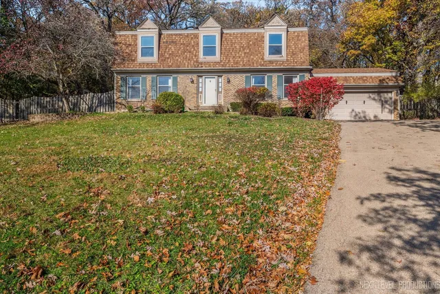 $425,000 | 40W440 Winchester Way, St. Charles, IL 60175