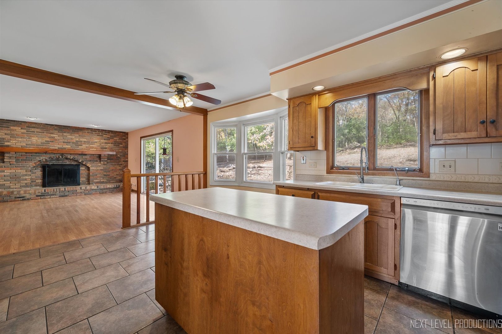 40W440 Winchester Way St. Charles, IL 60175 - Photo 2 of 36