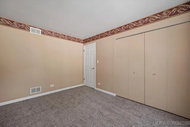 $425,000 | 40W440 Winchester Way, St. Charles, IL 60175