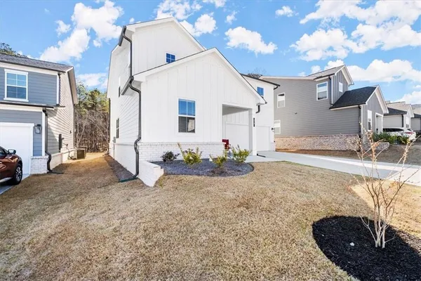a view of a house with a yard