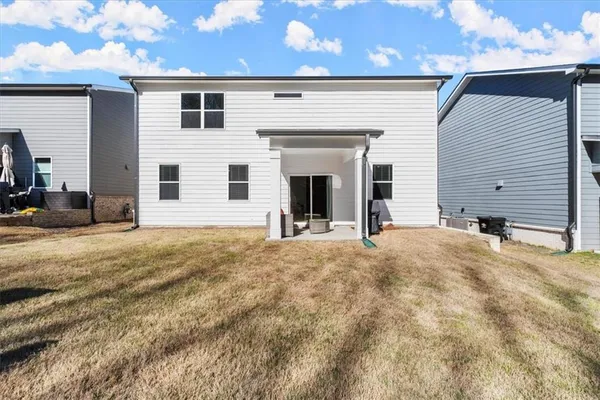 a view of a house with a yard