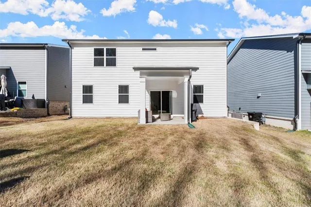 a view of a house with a yard