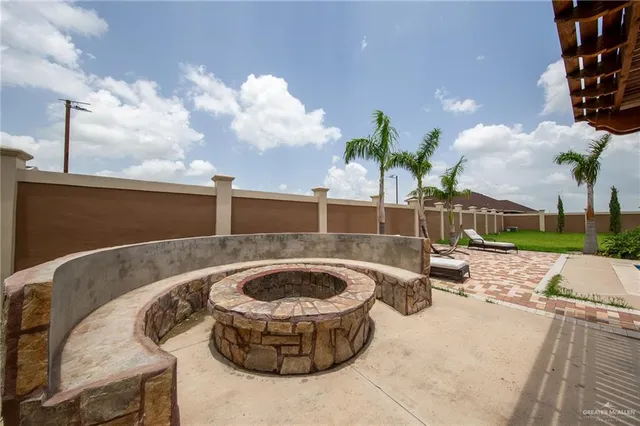 a view of a backyard