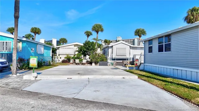a front view of house with yard