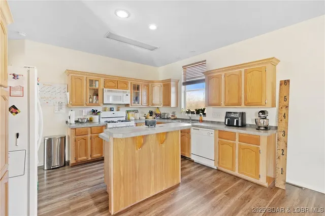 $672,400 | 29900 Pelican Drive, Lebanon, MO 65536