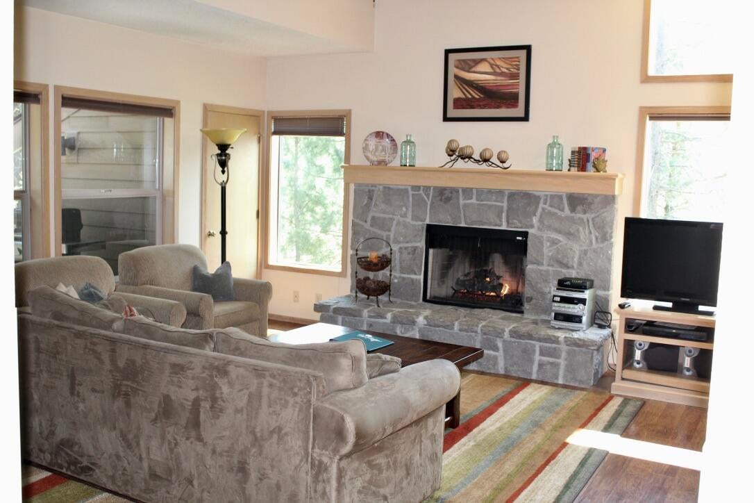 57374 Beaver Ridge Loop, Unit 32D2 Sunriver, OR 97707 - Photo 8 of 23 9-Ridge 32-lvrm