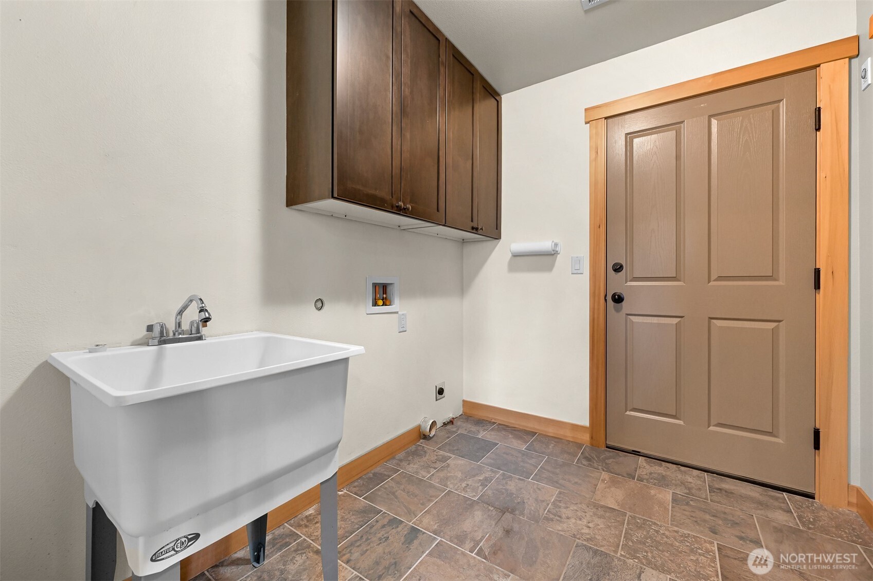 403 Westview Place Nooksack, WA 98276 - Photo 23 of 28 a view of a hallway with closet