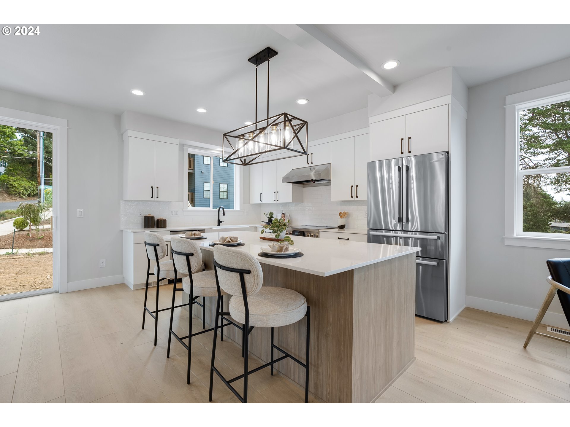 6020 Southwest 18th Drive Portland, OR 97239 - Photo 12 of 47