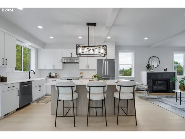 $959,860 | 6020 Southwest 18th Drive, Portland, OR 97239