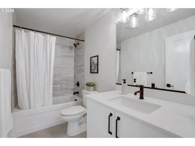 $959,860 | 6020 Southwest 18th Drive, Portland, OR 97239