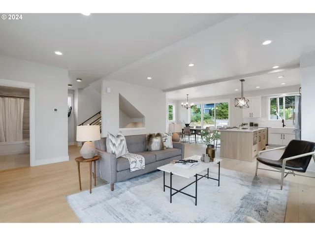 $959,860 | 6020 Southwest 18th Drive, Portland, OR 97239