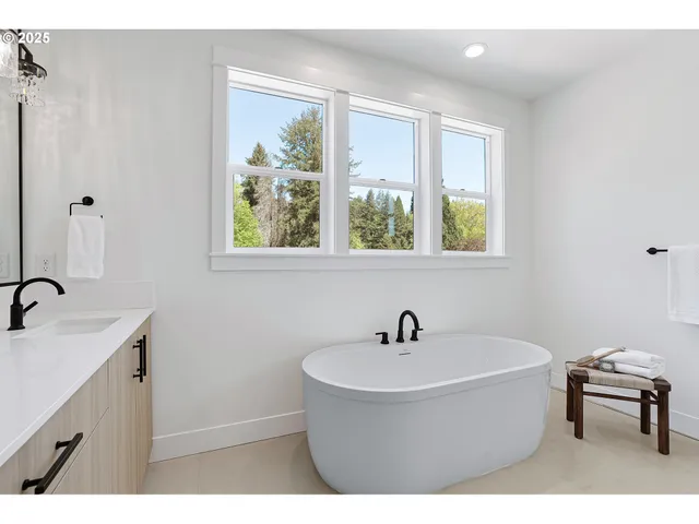 $959,860 | 6020 Southwest 18th Drive, Portland, OR 97239