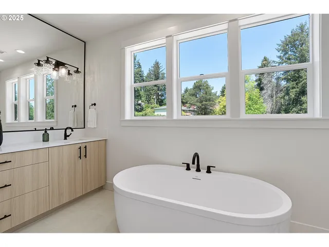 $959,860 | 6020 Southwest 18th Drive, Portland, OR 97239