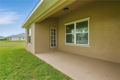 a view of an house with backyard and garden