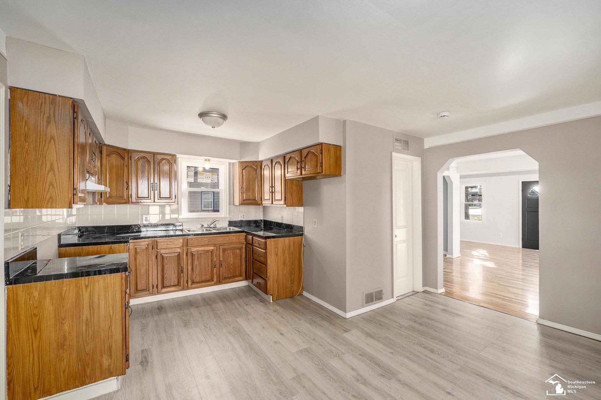 20486 Gibraltar Road Trenton, MI 48183 - Photo 8 of 17