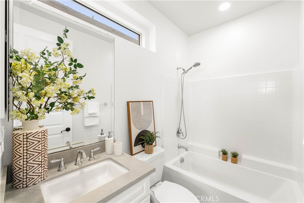 779 Benchmark Irvine, CA 92618 - Photo 26 of 27 third floor bathroom