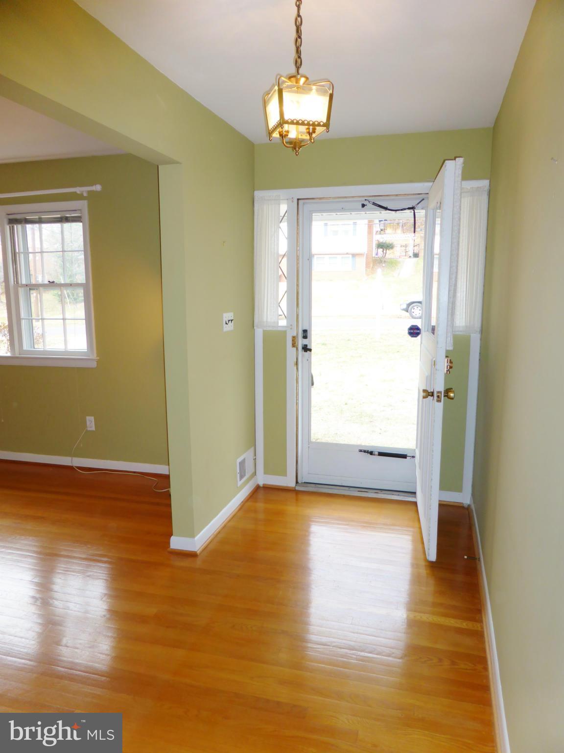 1901 Courtland Road Alexandria, VA 22306 - Photo 12 of 25 Foyer