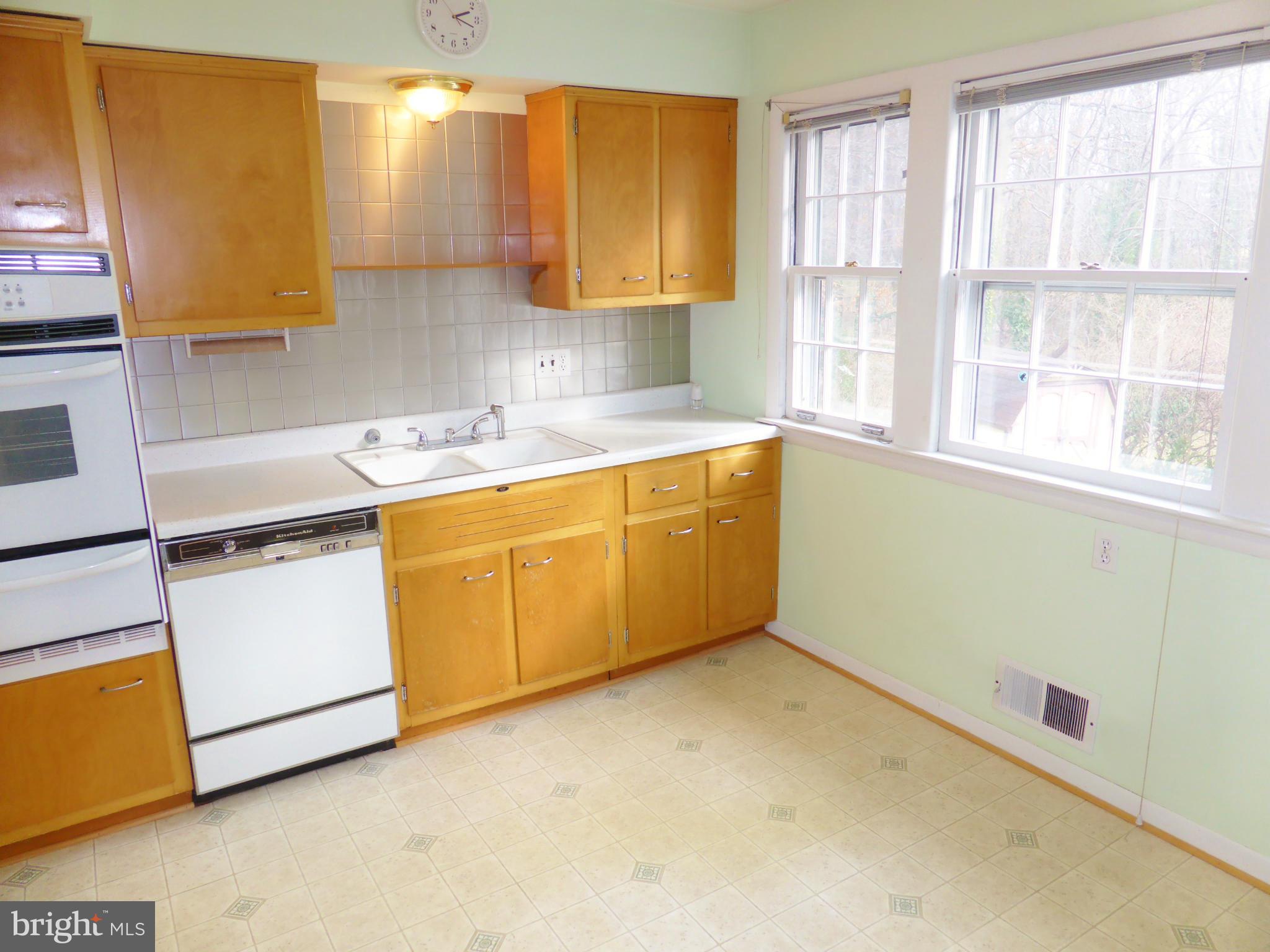 1901 Courtland Road Alexandria, VA 22306 - Photo 9 of 25 Kitchen