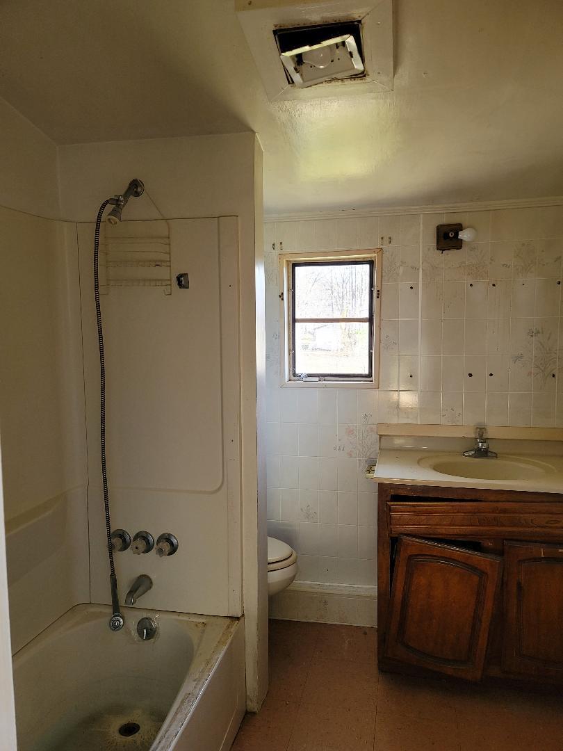 1047 Oyler Road Hardy, VA 24101 - Photo 10 of 25 2nd Bathroom