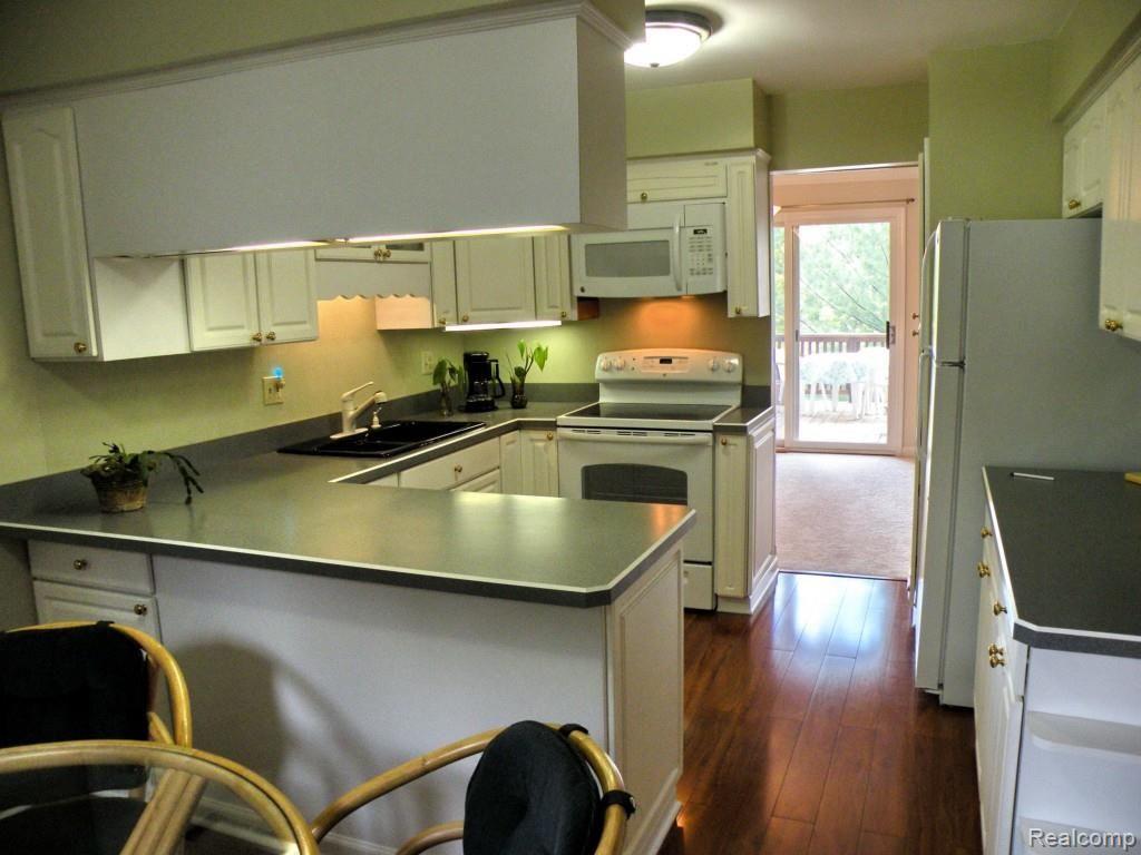 919 Golfview Court Rochester, MI 48307 - Photo 10 of 32 Kitchen