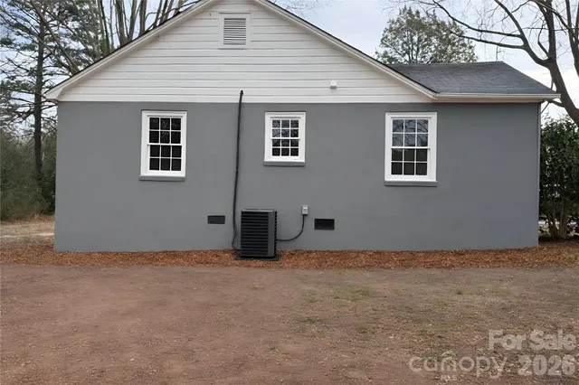 a view of an house with backyard