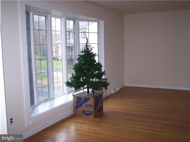 205 Edward Circle Exton, PA 19341 - Photo 4 of 17 Living Room