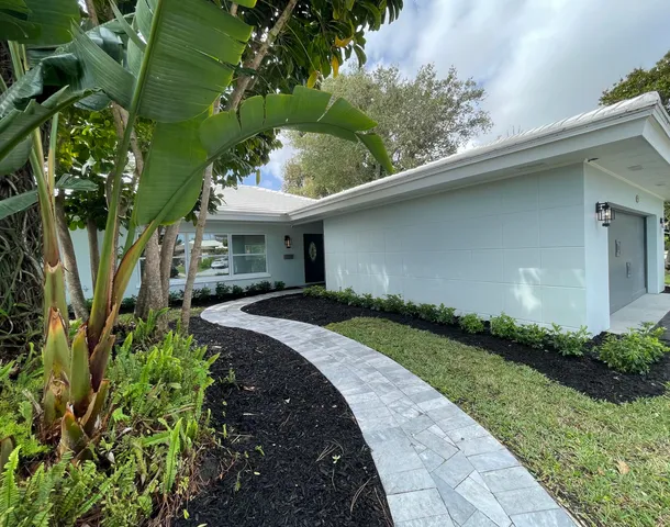 a view of a back yard of the house