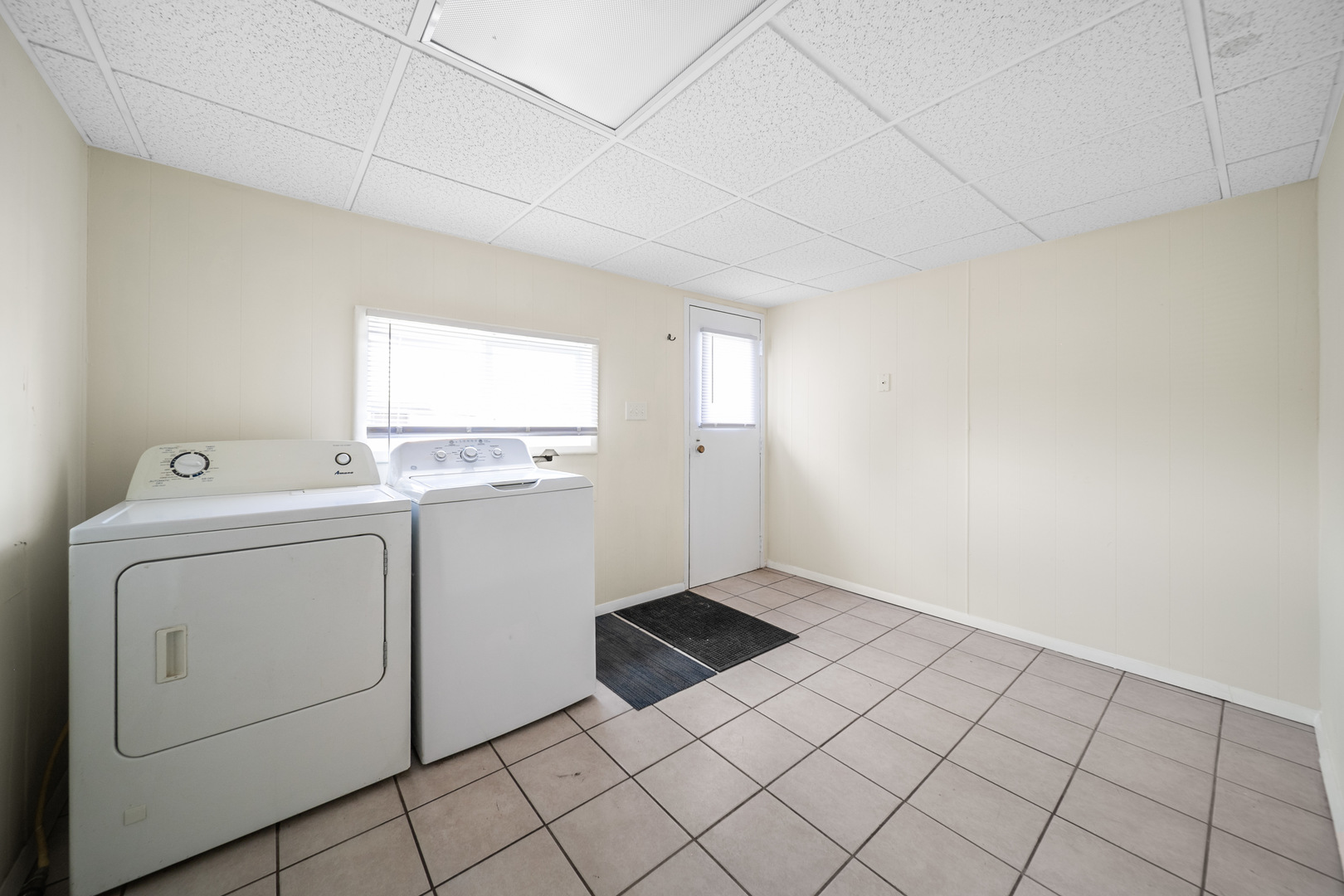 7120 41st Street Stickney, IL 60402 - Photo 9 of 13 a utility room with dryer and washer