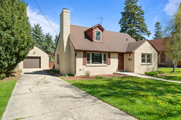 $2,000 | 11 South Church Street, Elkhorn, WI 53121