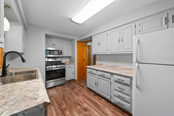 $2,000 | 11 South Church Street, Elkhorn, WI 53121