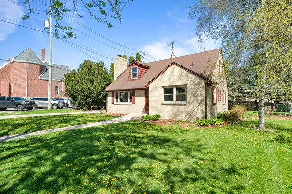 $2,000 | 11 South Church Street, Elkhorn, WI 53121