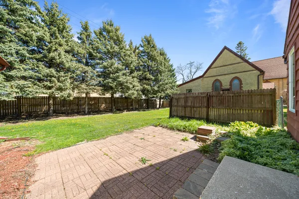 $2,000 | 11 South Church Street, Elkhorn, WI 53121