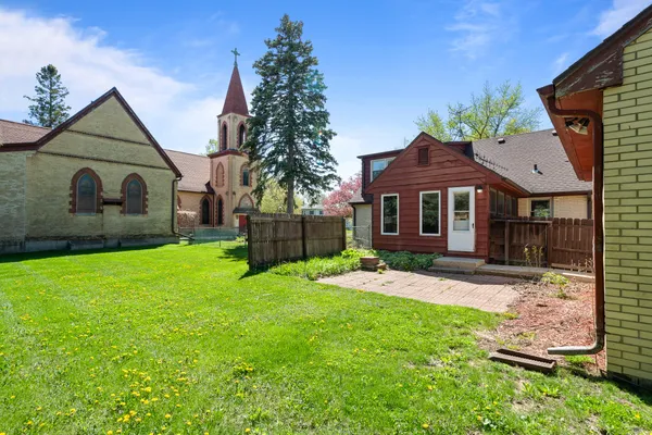 $2,000 | 11 South Church Street, Elkhorn, WI 53121