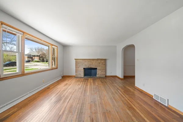 $2,000 | 11 South Church Street, Elkhorn, WI 53121