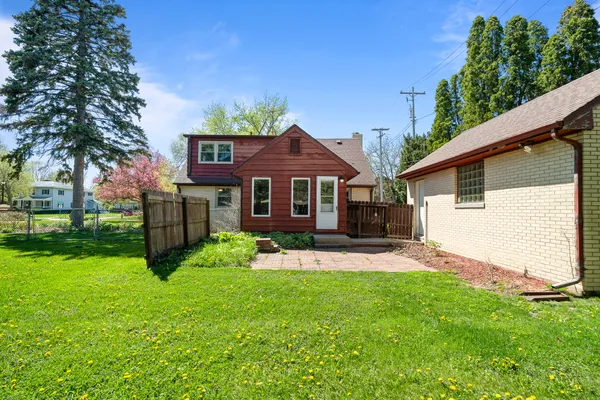 $2,000 | 11 South Church Street, Elkhorn, WI 53121