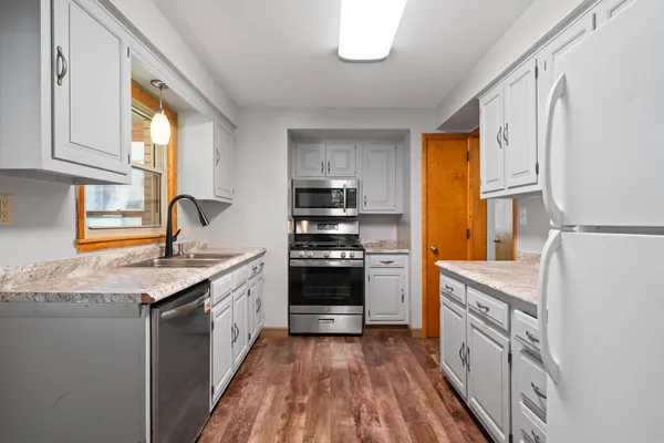 $2,000 | 11 South Church Street, Elkhorn, WI 53121