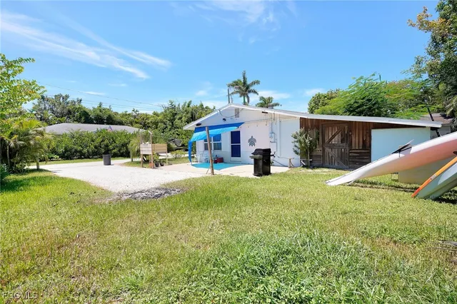 a view of a house with a backyard