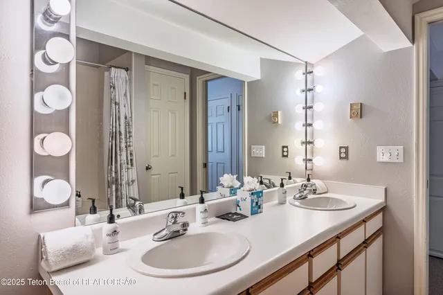 $1,585,000 | 3946 South Lake Creek Drive, Unit A6, Wilson, WY 83014