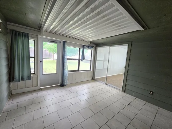 $1,875 | 509 Arbor Lane, Lancaster, TX 75134