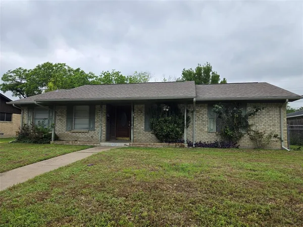 $1,875 | 509 Arbor Lane, Lancaster, TX 75134