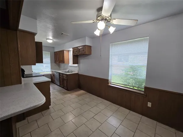 $1,875 | 509 Arbor Lane, Lancaster, TX 75134