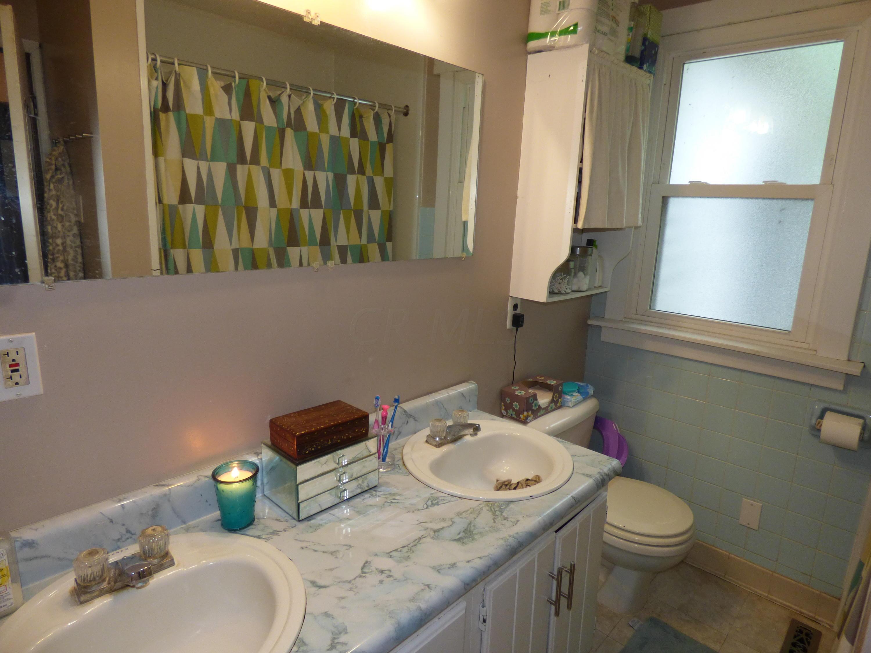 2568 Abington Road Columbus, OH 43231 - Photo 10 of 30